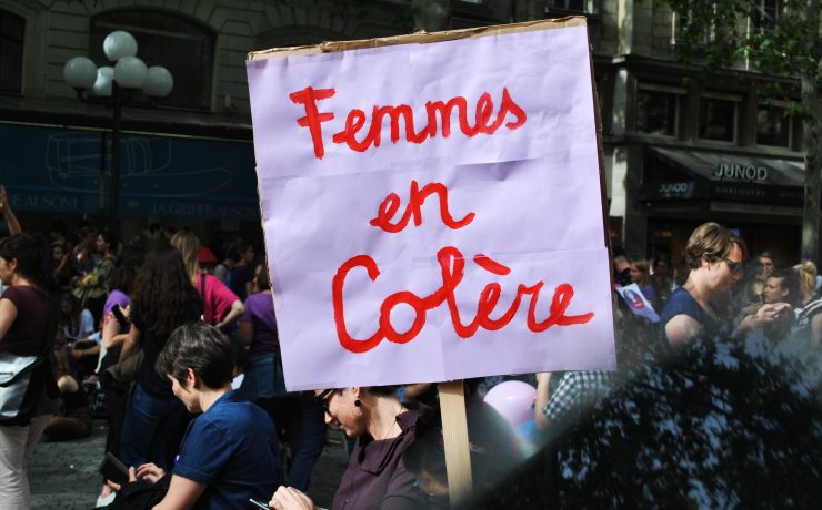 Pancarte avec l'inscription femmes en colère