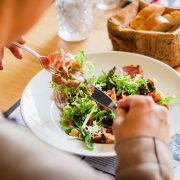 Femme qui mange une salade