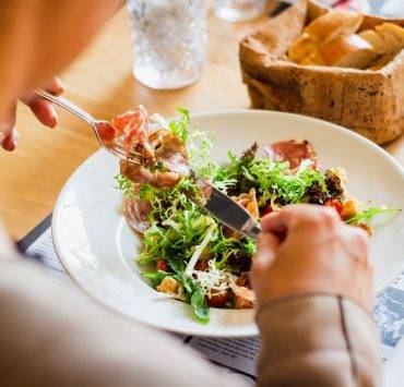 Femme qui mange une salade