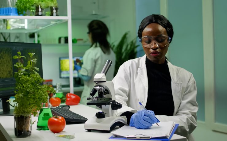 Femme de couleur scientifique qui travaille